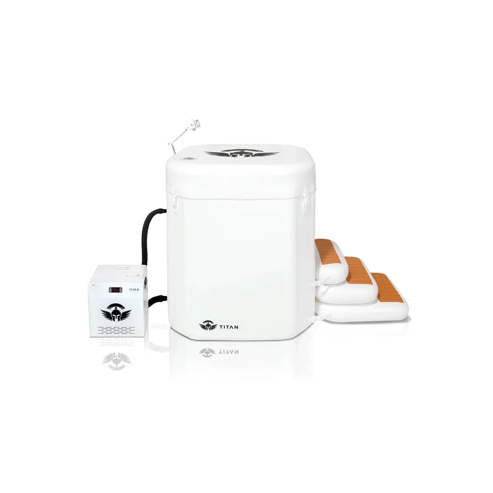 Wide render of the Arctic White Titan Atlas bundle with chiller, lid and inflatable steps on white